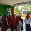 Datang Tepat Waktu sebagai Wujud Tanggung Jawab, Pengawas MI Tekankan Disiplin dalam Apel Pagi MIN 2 Sinjai