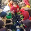 Tutup Rangkaian MATAMUDA, Murid MIN 2 Sinjai Hijaukan Madrasah dengan Menanam Bibit Pohon