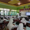 Kepala Perpustakaan MIN 2 Sinjai Lakukan Literasi Baca di Kelas V-A
